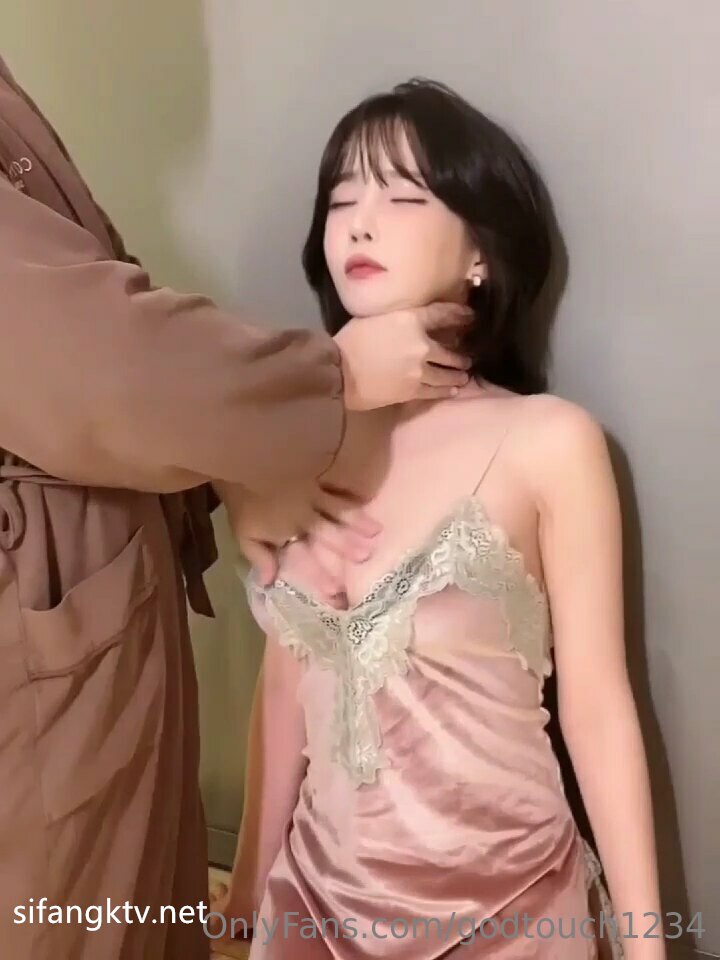 【美臀系列】巨臀妹子近距离特写骑坐道具自慰，上下套弄扭动无毛肥逼非常诱人